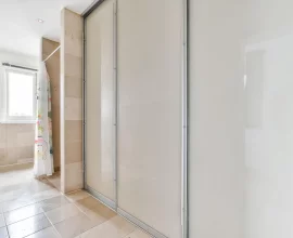 Puertas abatibles vs Puertas correderas: ¿Cuál es la mejor opción para tu hogar?